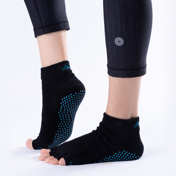 Vaken Grip Socks-2 Pairs/Pack - Black Dot Blue and Green